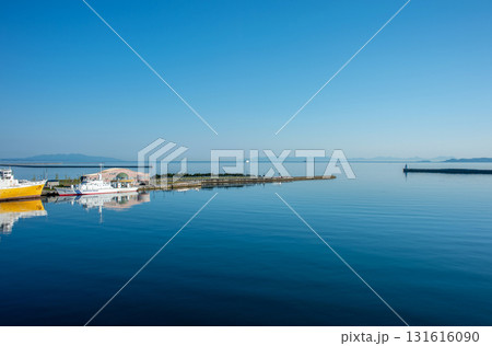 【青森港】早朝の青森ベイエリア。波一つない陸奥湾の風景 131616090