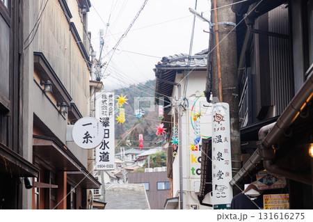 冬の有馬温泉街 131616275