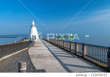 【青森北防波堤】フェリーを見送り、貨物船を迎える西灯台の見える風景 131616331