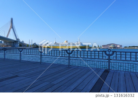 青い海公園から眺める青函連絡船と青森ベイブリッジ（青森県青森市） 131616332