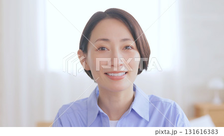 カメラに向かって話す女性 131616383