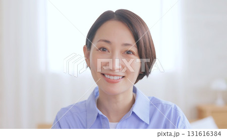 カメラに向かって話す女性 カメラに向かって話す女性 131616384