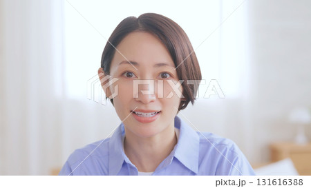 カメラに向かって話す女性 カメラに向かって話す女性 131616388