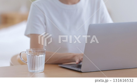 テレワークするTシャツの女性 131616532