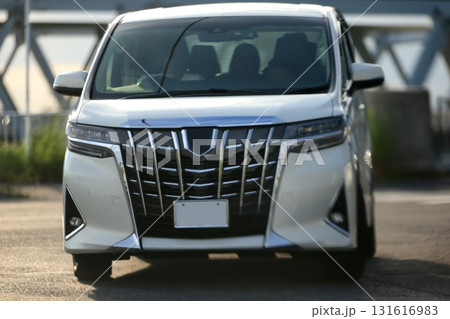 白い高級ミニバン イメージ 白い高級ミニバン イメージ 131616983
