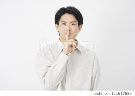 男性 20代 秘密のジェスチャー 白背景 男性 20代 秘密のジェスチャー 白背景 131617689