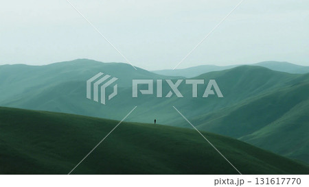 山脈の前にたたずむ人 131617770
