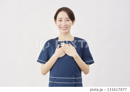 女性 美容看護師 安心する 白背景 女性 美容看護師 安心する 白背景 131617877
