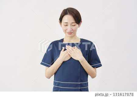 女性　美容看護師　安心する　白背景 131617878