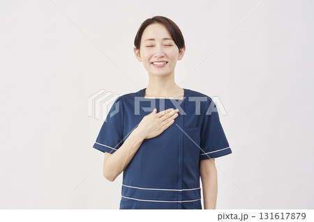 女性　美容看護師　安心する　白背景 131617879