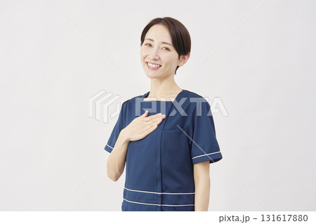 女性　胸に手を当てる美容看護師　ポートレート　白背景　カメラ目線 131617880