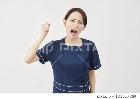 女性　美容看護師　パワハラ　白背景 131617884