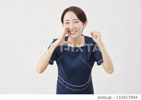 女性　美容看護師　応援する　白背景 131617894