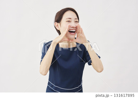 女性 美容看護師 話しかける 白背景 女性 美容看護師 話しかける 白背景 131617895