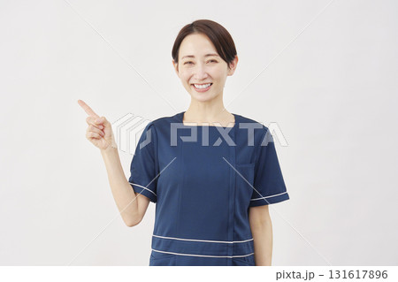 女性　美容看護師　左側を指差す　白背景 131617896