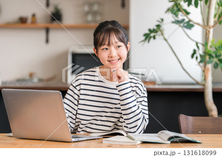 家でパソコンを使いながら勉強する小学生・中学生の女の子・子供 家でパソコンを使いながら勉強する小学生・中学生の女の子・子供 131618099