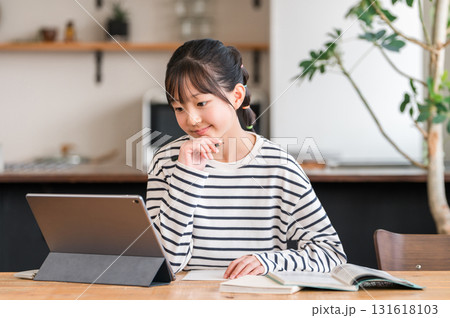 タブレットを使いながら勉強,宿題をする小学生,中学生の女の子 タブレットを使いながら勉強,宿題をする小学生,中学生の女の子 131618103