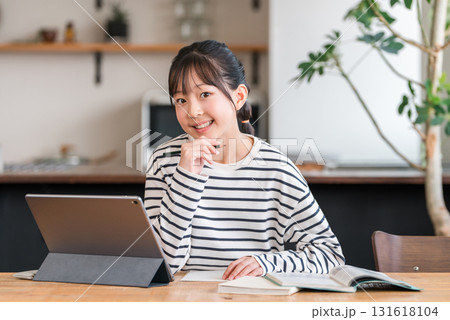 タブレットを使いながら勉強,宿題をする小学生,中学生の女の子 タブレットを使いながら勉強,宿題をする小学生,中学生の女の子 131618104