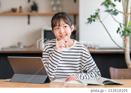 タブレットを使いながら勉強,宿題をする小学生,中学生の女の子 131618105