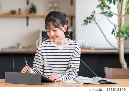 タブレットを使いながら勉強,宿題をする小学生,中学生の女の子 タブレットを使いながら勉強,宿題をする小学生,中学生の女の子 131618106