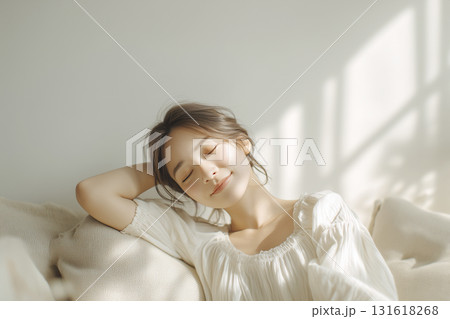 ソファーで寝る女性 ポートレート ソファーで寝る女性 ポートレート 131618268