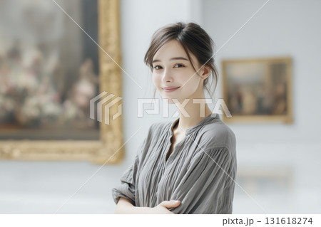 女性　学芸員　ポートレート　カメラ目線 131618274