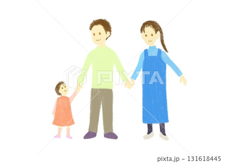 笑顔で手を繋ぐ子育て中の若い3人家族 笑顔で手を繋ぐ子育て中の若い3人家族 131618445
