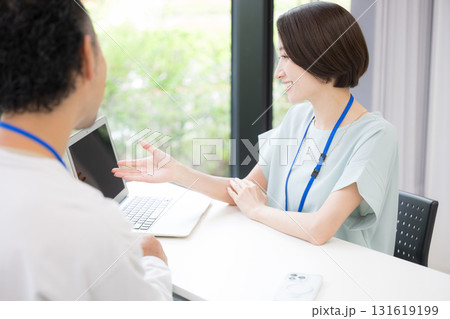 お客様や同僚と説明や打ち合わせをする名札を付けた営業女性などの爽やかなイメージ 説明やプレゼン お客様や同僚と説明や打ち合わせをする名札を付けた営業女性などの爽やかなイメージ 説明やプレゼン 131619199