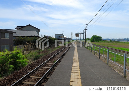 晴れた日に田園風景を走る長苗代駅の昼下がり　《青森》 131619326