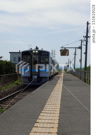 晴れた日に田園風景を走る長苗代駅の昼下がり 《青森》 晴れた日に田園風景を走る長苗代駅の昼下がり 《青森》 131619328
