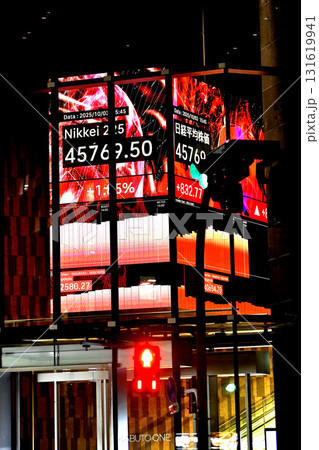 日本の東京都市景観最高値更新・4万5769円50銭。株価/終値＝10月3日、日本橋兜町 131619941