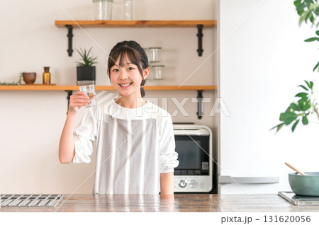 キッチン,台所で水を飲む小学生,中学生の女の子 131620056