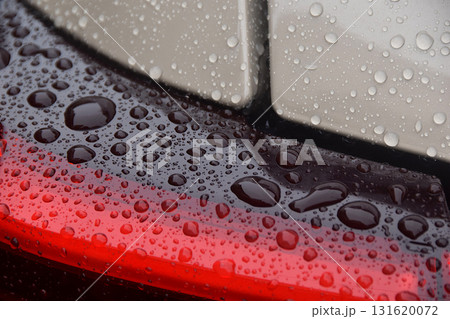 車のボディーについた水滴 131620072