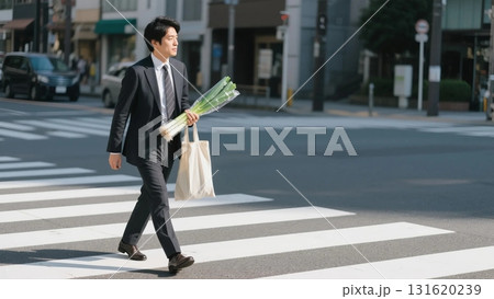 business man walking_ネギを持って横断歩道を渡るサラリーマン 131620239