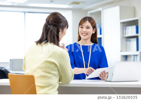カウンセリング　窓口で説明している女性 131620335