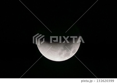 夜空に浮かぶ皆既月食 131620399