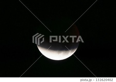 夜空に浮かぶ皆既月食 夜空に浮かぶ皆既月食 131620402
