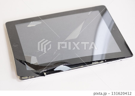 画面が割れたタブレット携帯端末のイメージ 131620412