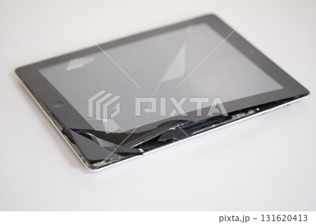 画面が割れたタブレット携帯端末のイメージ 131620413