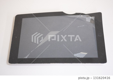 画面が割れたタブレット携帯端末のイメージ 画面が割れたタブレット携帯端末のイメージ 131620416