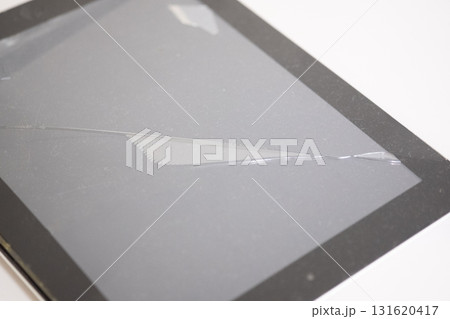 画面が割れたタブレット携帯端末のイメージ 131620417