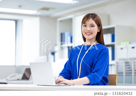 ビジネス パソコンで仕事する女性 ビジネス パソコンで仕事する女性 131620432