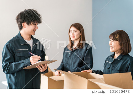 運送・物流・宅急便・宅配便・流通・配達・宅配業者の行程管理をする作業着姿の男性スタッフ 131620478