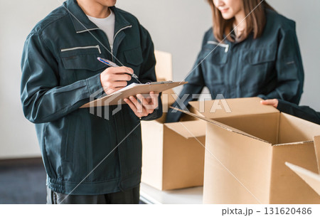 ダンボールに荷物を詰める運送・物流・宅急便・宅配便・流通・配達・宅配業者の作業員 ダンボールに荷物を詰める運送・物流・宅急便・宅配便・流通・配達・宅配業者の作業員 131620486