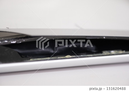 内蔵バッテリーが膨らんで壊れたモバイル機器のイメージ 131620488