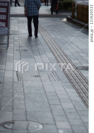 通りのホームを歩く人々 通りのホームを歩く人々 131620533
