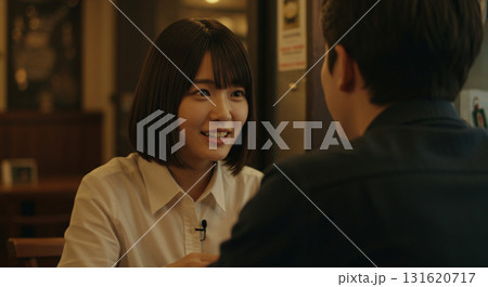 カフェで距離を縮める二人生成AI画像 131620717