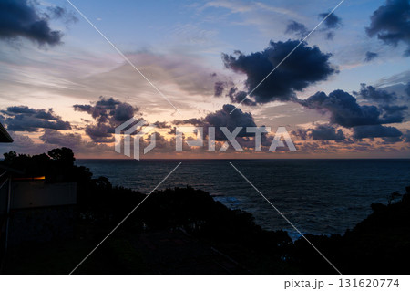 南紀勝浦熊野灘の夜明け　日の出前の朝焼け空と水平線上の積雲① 131620774