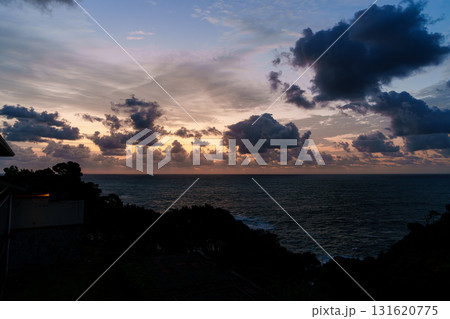 南紀勝浦熊野灘の夜明け 日の出前の朝焼け空と水平線上の積雲② 南紀勝浦熊野灘の夜明け 日の出前の朝焼け空と水平線上の積雲② 131620775