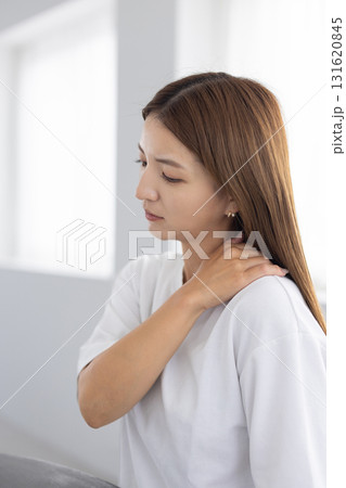 肩に手を当てる女性 131620845